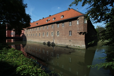  Die ehemalige Vorburg (Wirtschaftsteil) ist kom-plett unverputzt geblieben 