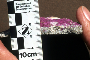  Mit Phenolphthalein sichtbar gemachte Carbonatisierung an einem Betonbruchstück 