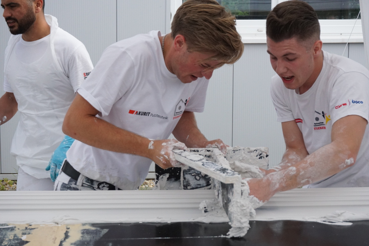 Kaum von den WorldSkills in Kazan zurück stellte Tobias Schmider zusammen mit anderen jungen Stuckateuren einen Weltrekord auf