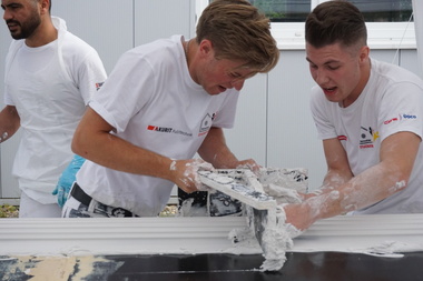 Kaum von den WorldSkills in Kazan zur?ck stellte Tobias Schmider zusammen mit anderen jungen Stuckateuren einen Weltrekord auf
