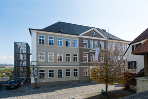  Heute befindet sich in der ehemaligen Knabenschule in Furth im Wald die Fachakademie für Sozialpädagogik und die Berufsschule für Kinderpflege Foto: Jürgen Krall Architekturphotografie / James Hardie Europe 