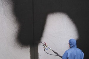  Applikation einer Bitumendickbeschichtung auf Beton 