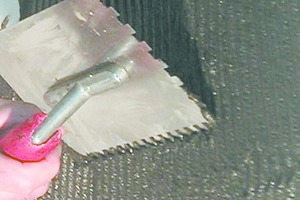  Bitumenverarbeitung mit einer  Zahnkelle 
