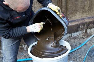  Einfüllen des Materials in den Maschinentrichter 