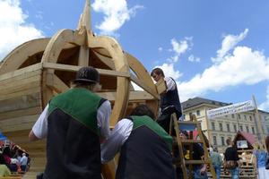  Beim Stadtgründungsfest im Handwerkerdorf in München enstand die Zwiebelhaube 