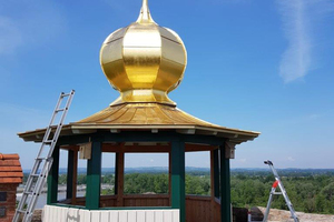  In Obernberg am Inn wurde die Turmhaube aufgestellt 