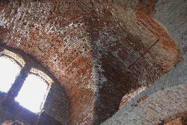  Gewölbe der Kaserne Mark in Magdeburg mit starken Kalkaussinterungen 