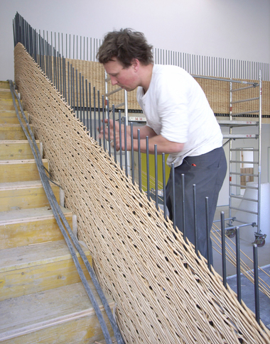  Flechtwerkgestalter Emmanuel Heringer bei der Arbeit am 20 m langen Geländer für die Kita St. Josef der Arbeiter Fotos: Anton Mang 