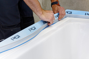  Bereiche hinter Bade- und Duschwannen müssen nach DIN 18 354-1 vor Wassereinwirkung geschützt werden, zum Beispiel mit einem Wannendichtband 