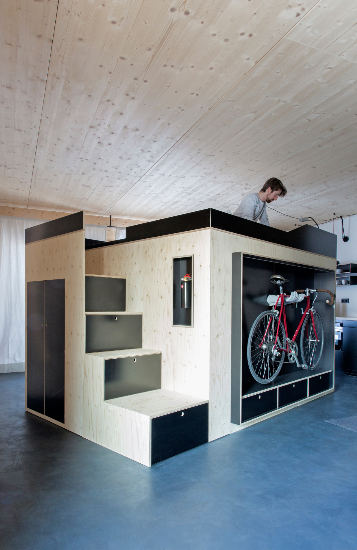Für die oberbayerische Wohnungswirtschafts-Gesellschaft B&O Gruppe entwarf der Designer Nils Holger Moormann eine modular aufgebaute Box als Raum im Raum, über deren ?Schubladentreppe? man zum Schlafplatz in 2 m Höhe gelangt Fotos: Julia Rotter