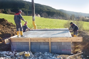  … auf der eine Botenplatte aus Beton gegossen wurde 