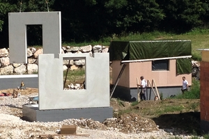  Die beiden Betonhäuser wurden aus Fertigteilen errichtet Fotos (4): Baumit 