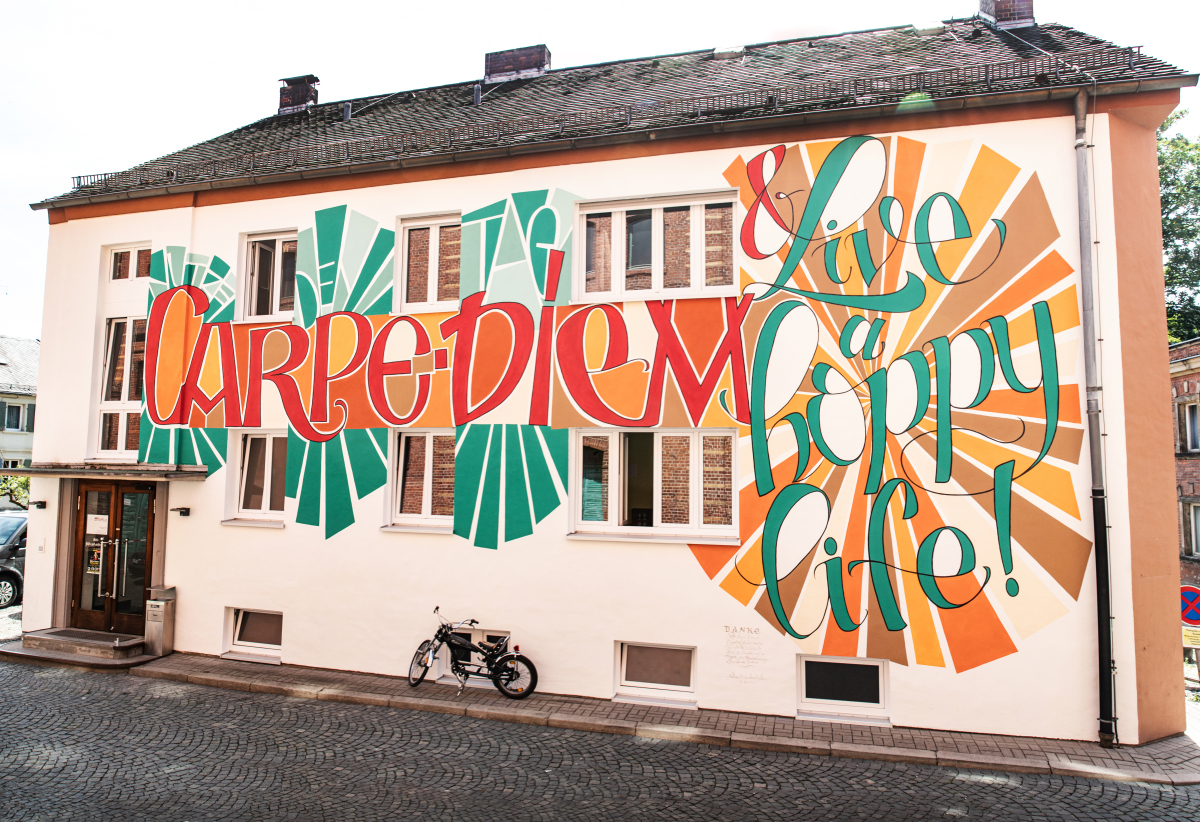 Das Bürogebäude mit der aufmerksamkeitsstark umgestalteten Fassade befindet sich in unmittelbarer Nachbarschaft zum Brauereimuseum auf dem Gelände der Maisel’s Brauerei in Bayreuth