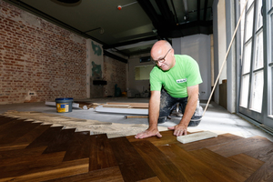  Maßarbeit und präzise Handwerkskunst waren bei der Verlegung des Fischgrätparketts in der Lounge und in einigen Hotelzimmern gefragt Foto: Uzin / Steffen Riese 