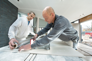  Um in den Friesbereichen ein optimales akustisches Ergebnis zu erreichen, wurden die Loch-platten zusätzlich rückseitig mit einer Aluminiumfolie versehen Fotos: Ralf Mohr Photography / Germerott Innenausbau 