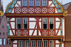  Handwerklich rekonstruiertes Fachwerkhaus der Renaissance ?Zur Goldenen Waage? in Frankfurt mit geschnitztem sowie bemaltem Fachwerk und Wellengiebel Fotos (3): DomRömer GmbH 