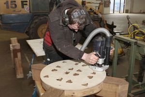  Für das Ausfräsen der Herzen in den Andreaskreuzen verwendeten die Handwerker Schablonen 