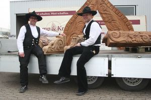  Guido Kramp (links) und Maik Ebert (rechts) warten in Lemgo gemeinsam mit dem geschnitzten Fachwerk auf den Transport nach Frankfurt 