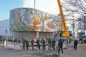  Ende Oktober vergangenen Jahres wurden in Erfurt die zwölf Betonplatten mit dem Wandmosaik von Josep Renau montiert Fotos: Thomas Wieckhorst 