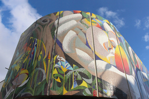  Das Wandmosaik von Josep Renau in Erfurt unmittelbar nach Montage der letzten Betonträgerplatte Ende Oktober vergangenen Jahres Foto: Thomas Wieckhorst 