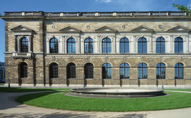 Die Sempergalerie ist ein vom Architekten Gottfried Semper von 1847 bis 1854 errichteter Museumsbau im Stil der italienischen Hochrenaissance im Stadtzentrum von Dresden