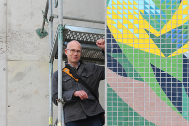 Thomas Wieckhorst, Chefredakteur der bauhandwerk, bei der Montage des Wandmosaiks von Josep Renau Ende Oktober vergangenen Jahres in Erfurt Foto: Thomas Knappheide Kontakt: 05241/801040, thomas.wieckhorst@bauverlag.de