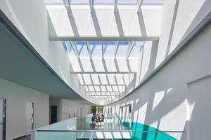  Das ellipsenförmige Atrium-Sattel-Lichtband nimmt die Form des Laborgebäudes auf und wird zum architektonischen Blickfang im gesamten Gebäude 