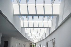  Die "Modular Skylights" sind in Form einer Ellipse angeordnet und passen sich so der Form des Laborgebäudes an 