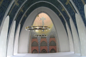  Im Erdgeschoss der Heilig Kreuz Kirche in Gelsenkirchen-Ückendorf befindet sich eine temporäre Ausstellung. Darüber ist der Kirchenraum noch erlebbar 