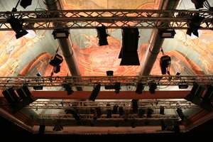  Scheinwerfer unter bemaltem Tonnengewölbe: in der Kiliankirche in Mühlhausen befindet sich heute ein Theater 