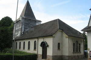  Fünfte Station der Pressereise des Deutschen Nationalkomitees für Denkmalschutz: die kleine evangelischen Kirche auf dem Friedhof in Dortmund-Lindenhorst 