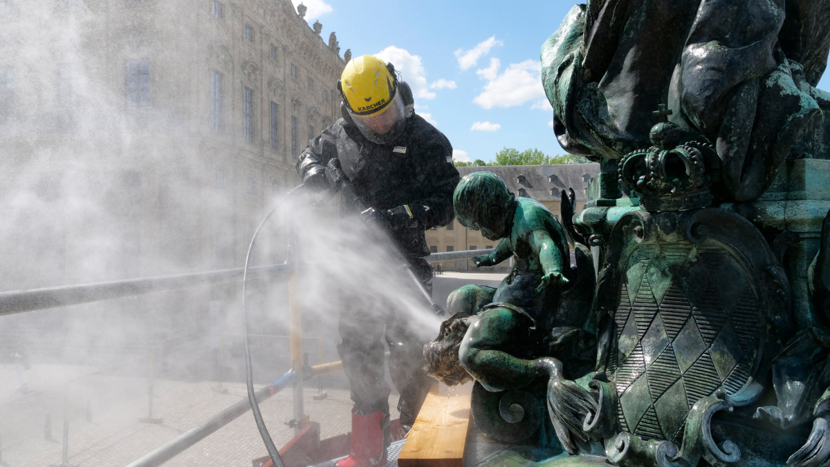 Reinigung der Bronzefiguren mit Höchstdrucktechnik