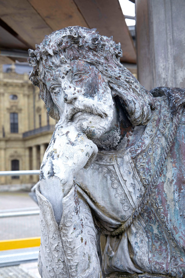  Bronzefigur mit Kalkablagerungen vor... 