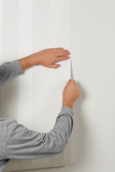 Kleber auf die Wand auftragen, Vliestapete auf Sto? ins nasse Kleberbett einlegen