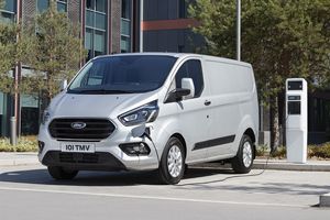  Der „Transit Custom Kastenwagen PHEV“ ist der erste Transporter in der Ein-Tonnen-Nutzlastklasse, der über einen Plug-in-Hybrid-Antrieb verfügt Foto: Ford 