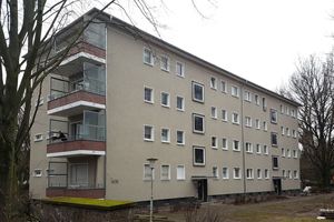  Eines der Wohngebäude des Berliner Septimer Viertels vor Beginn der Sanierungsarbeiten (links) und danach (rechts) 