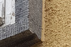  Der an den Betonfensterrahmen konisch herangeführte Dämmputz im Detail Fotos: cerabran 