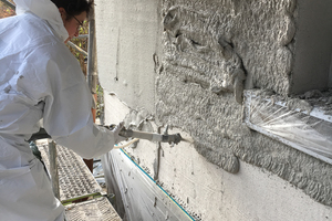  Auftrag des Hochleistungsdämmputzes mit der Maschine Fotos: cerabran 