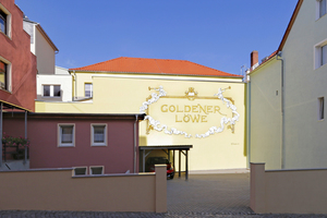  Bis zur Wende war der 1880 erbaute Goldene Löwe ein gefragtes Hotel. Nun sind im Vorderhaus ein Heim für betreutes Wohnen und ein Drogeriemarkt untergebracht. Das Rückgebäude wird gerade zur Veranstaltungsstätte umgebaut 