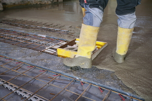  Der Beton wird eingepumpt und mit Schwabbelstangen grob und fein verdichtet und auf Sollhöhe verteilt. Flächen, in denen Leitungen oder Kanäle verlaufen, werden ausgespart 