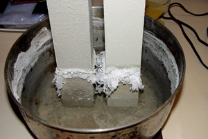  Rechts: Putzprismen in Glaubersalzlösung im Vergleich: Der Sanierputz (links) ist Salz gesättigt, der Feuchtregulierungsputz (rechts) leitet die Salze knapp oberhalb der Glaubersalzlösung an die Oberfläche ab 