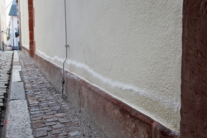  Die Außenwand des Karmeliterklosters in Frankfurt, das mit dem Feuchteregulierungsputzsystem Exzellent instandgesetzt worden ist, zeigt einen Salzschleier leicht oberhalb des Sockelvorsprungs Fotos: MC-Bauchemie 