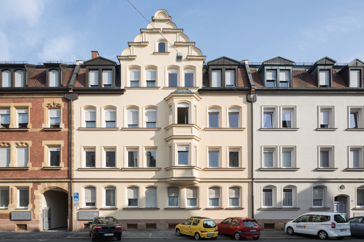 Blick in die Galvanistraße: Ganz im Sinne der historischen Farbgebung wechseln sich helle Sandsteintöne mit kräftigeren, von Mauerziegeln abgeleiteten Farbtönen ab