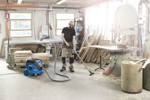  Manche Stoffe werden erst durch die Bearbeitung mit bestimmten Maschinen zu gefährlichen Stäuben, wie Hartholz, das in der Tischlerei verarbeitet wird Fotos: Nilfisk 