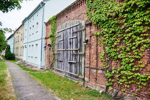  Auf der Straßenseite blieb das historische Bild mit der typischen alten Teilung der Fenster und dem grünen Putz erhalten 