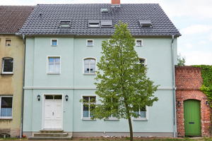  Auf der Straßenseite blieb das historische Bild mit der typischen alten Teilung der Fenster und dem grünen Putz erhalten 