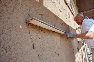  Unterputze bilden einen ebenen und sicheren Haftgrund für hochwertige Oberputze. Der Hochleistungs-Ziegelleichtputz weber.dur 142 HLZ von Saint-Gobain Weber wurde eigens für hochwärmedämmendes Ziegelmauerwerk entwickelt  