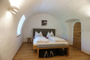  Schlafzimmer mit Tonnengewölbe in der Ferienwohnung im zweiten Obergeschoss 