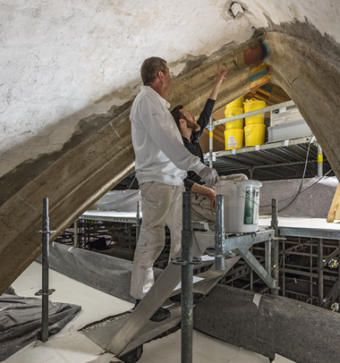  In 26 m Höhe wird die Gewölbedecke von Experten aufwändig in Handarbeit saniert Fotos: Peri 