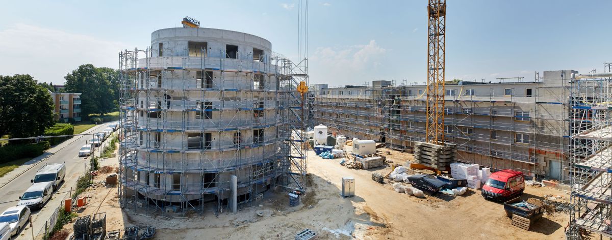 Sechs Wohngebäude errichtet die Berliner Wohnungsgesellschaft Märkische Scholle rund um diese Rotunde im Berliner Stadtteil Lichterfelde